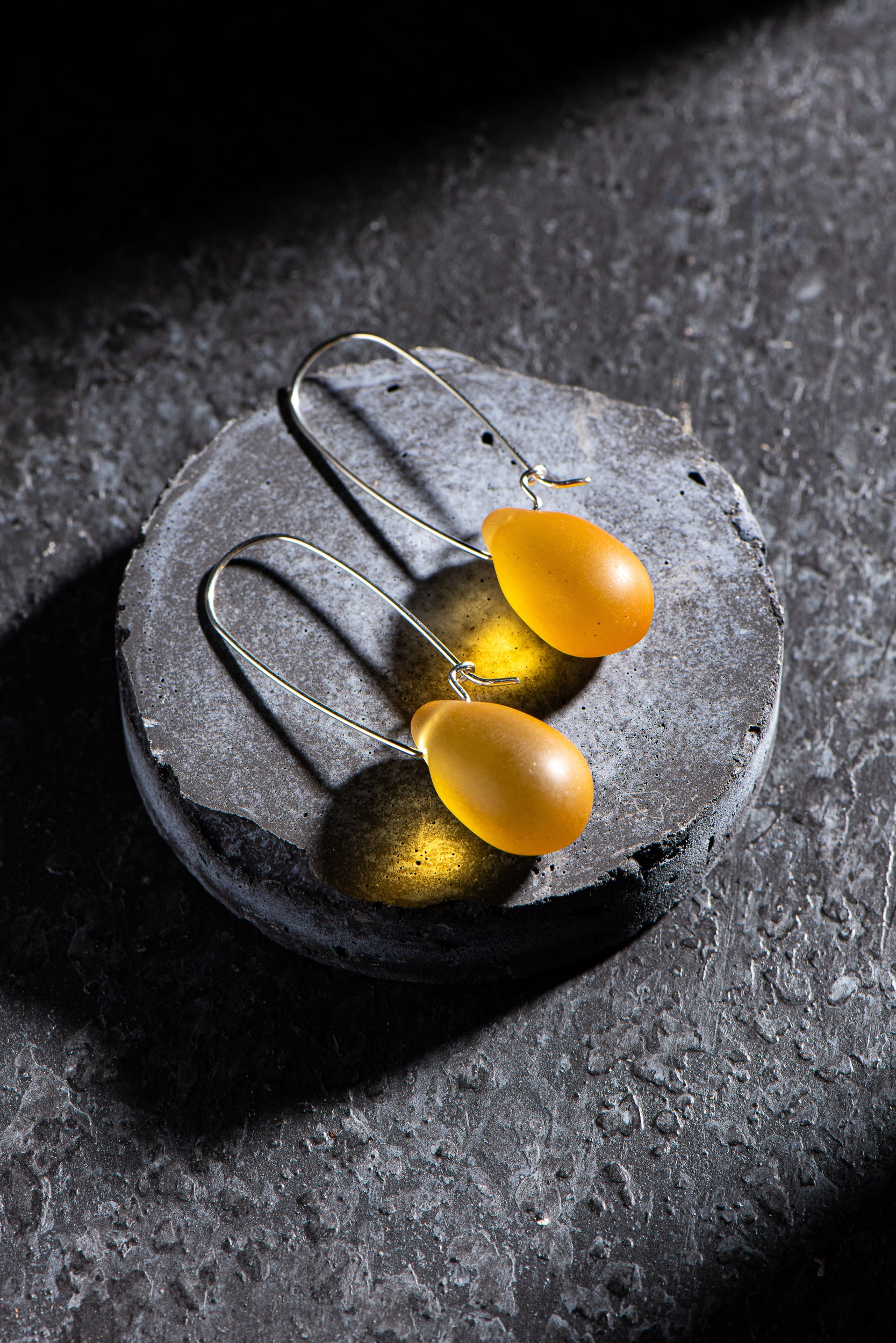 1950s Cut Glass Trembler Style Earrings - Clear 1950s Beaded Clip On E –  Vintage Vixen Clothing